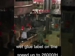 natte lijmlabel op de productielijn,wijnlabel in productie